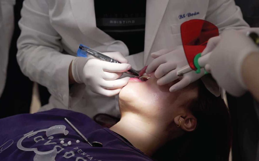 Tipurile de tratamente stomatologice cu laser pe care le poți alege în 2025