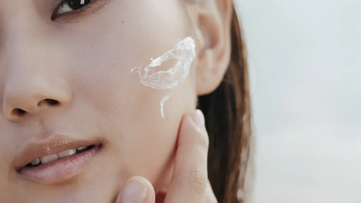 Top produse cu acid hialuronic pentru piele tânără și netedă în 2025